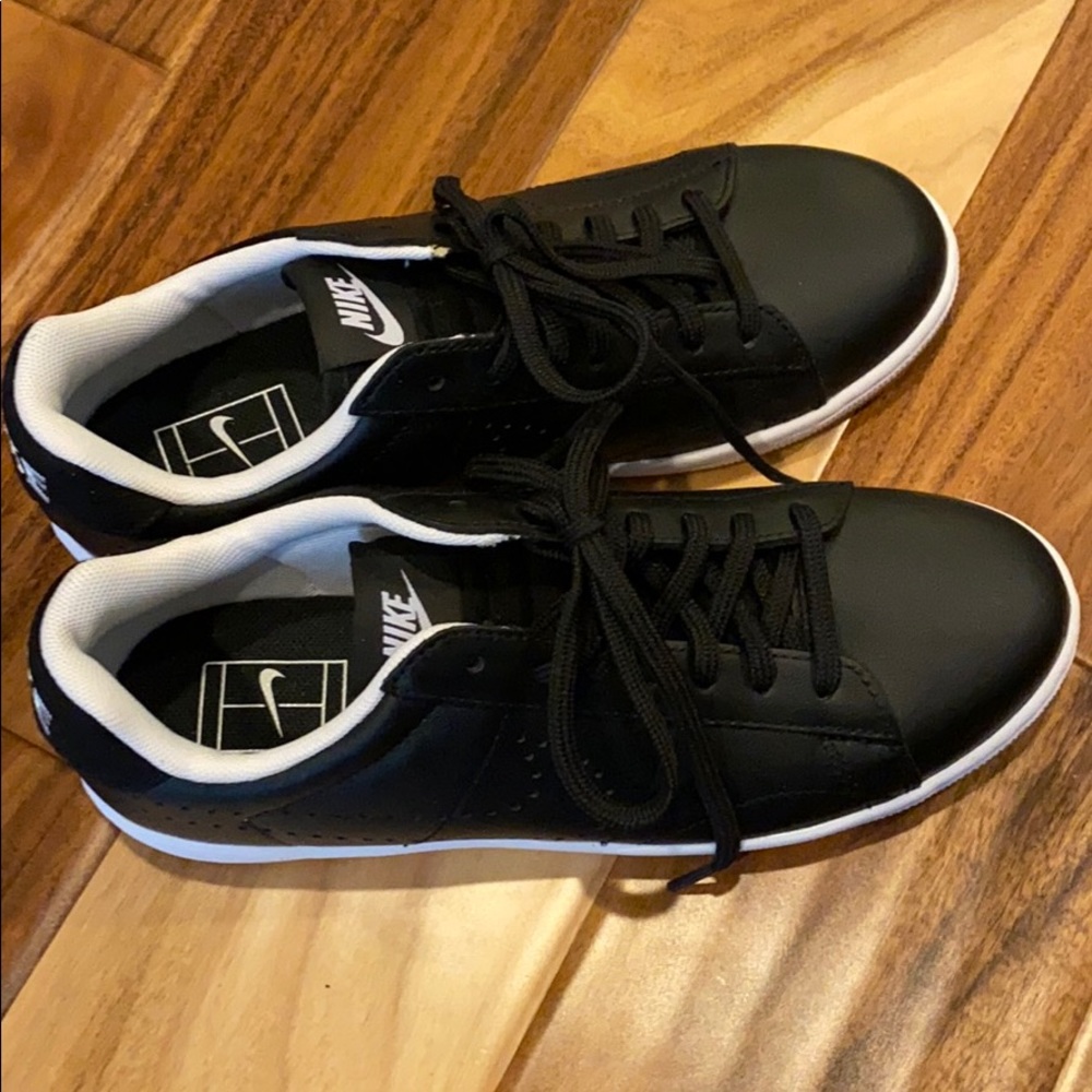 NEW Nike Black Sneakers US size 7 Women’s